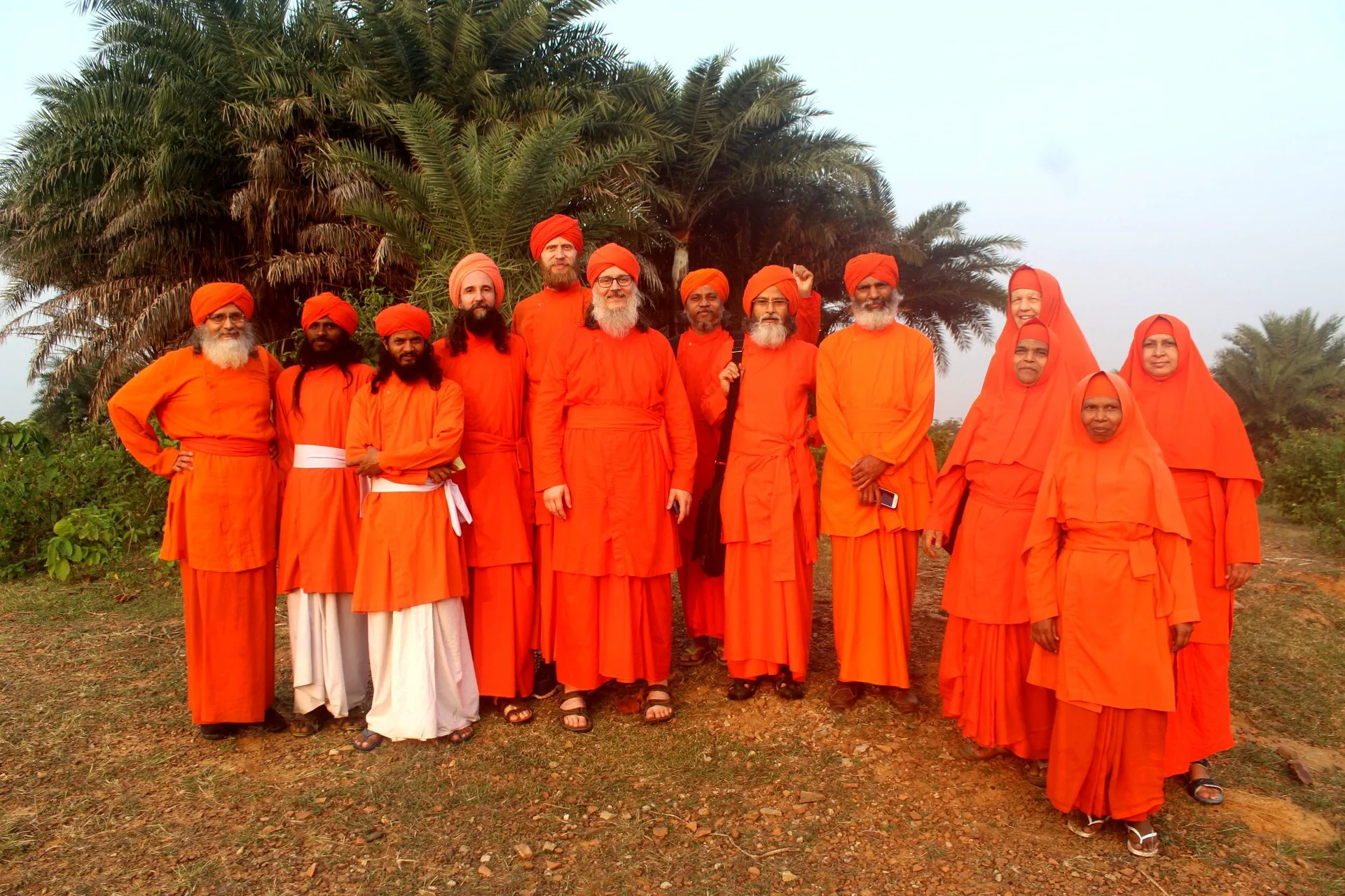Wholetimers of the order — dádás and didis together, in full saffron